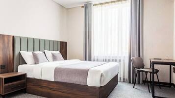 Standard-Doppelzimmer | Minibar, Zimmersafe, Schreibtisch, laptopgeeigneter Arbeitsplatz