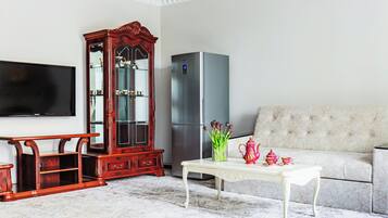 City Studio Suite, City View | Minibar, in-room safe, desk, laptop workspace