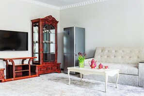 City Studio Suite, City View | Minibar, in-room safe, desk, laptop workspace