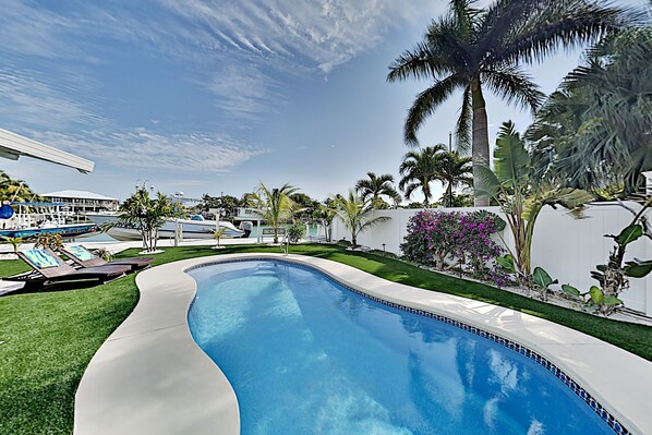 A heated pool - Quiet, spacious canal-side home with private pool, waterfront patio & central AC (Marathon)