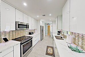 Fridge, microwave, oven, stovetop - Quiet, spacious canal-side home with private pool, waterfront patio & central AC (Marathon)