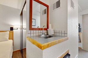 Tabla de planchar con plancha, Internet, ropa de cama