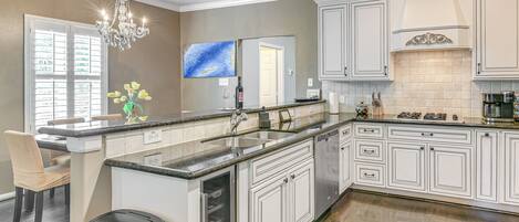 Coffee/tea maker, fridge, microwave, stovetop