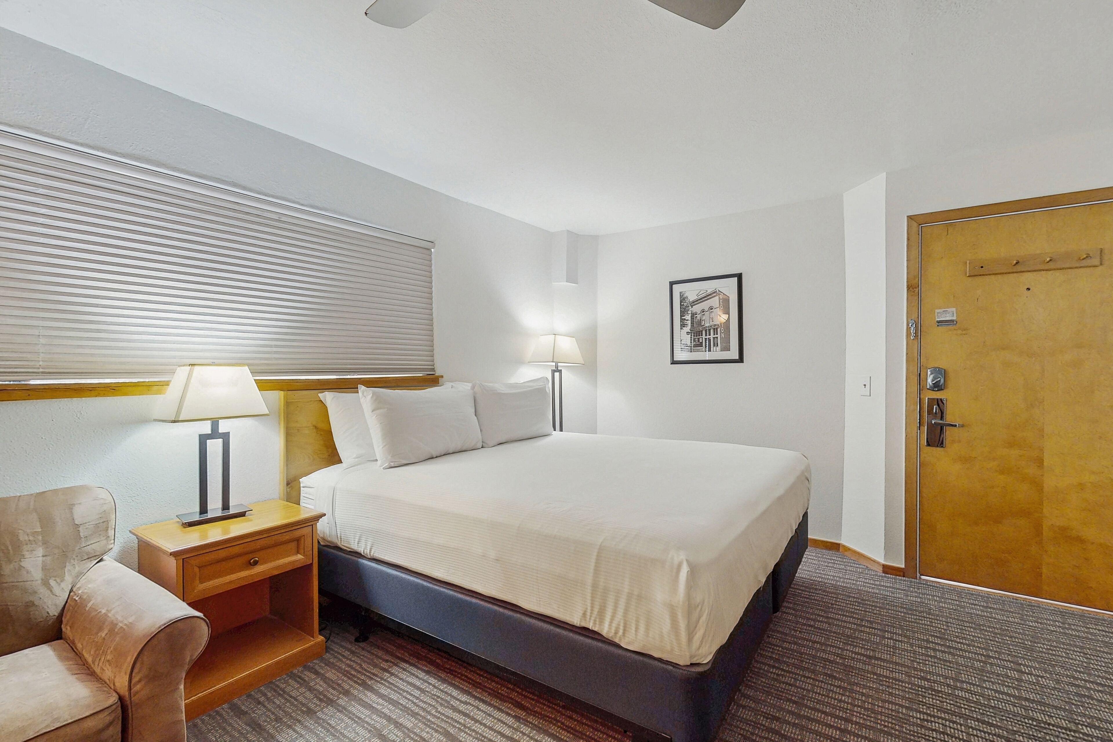 Tabla de planchar con plancha, Internet, ropa de cama