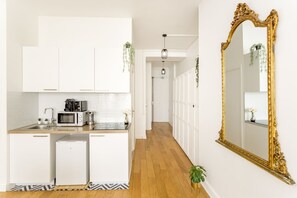 Kühlschrank, Mikrowelle, Herdplatte, Wasserkocher mit Kaffee-/Teezubehör