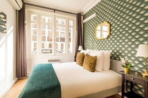 2 slaapkamers, een bureau, een strijkplank/strijkijzer, reisbedje