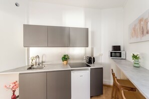 Een koelkast, een magnetron, een kookplaat