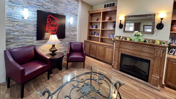 Lobby sitting area - Midland inn (Midland)