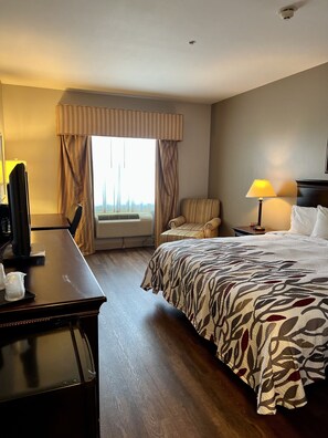 Standard Room | Desk, blackout drapes, iron/ironing board, free WiFi - Midland inn (Midland)