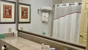 Bathroom - Midland inn (Midland)