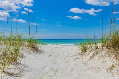Gulf Front! Beach Service Included March to November! Windancer 104!