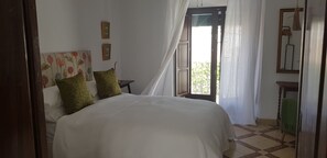 Chambre Double ou avec lits jumeaux | Ameublement personnalisé, bureau