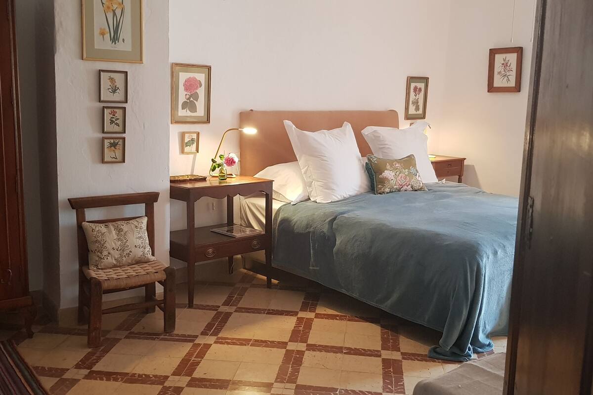 Chambre Supérieure Double ou avec lits jumeaux | Ameublement personnalisé, bureau