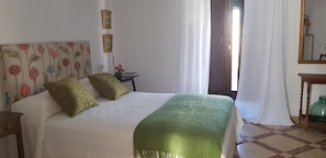 Chambre Supérieure Double ou avec lits jumeaux | Ameublement personnalisé, bureau