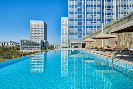 Outdoor pool, pool umbrellas, sun loungers