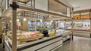 朝食、ランチ、ディナーに営業 (多国籍料理、屋外席)