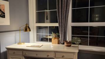 3 Schlafzimmer, Schreibtisch, Bügeleisen/Bügelbrett, WLAN