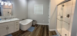 Combined shower/bathtub - Serenity at Pickwick- Minutes from JP Coleman State Park (Iuka)