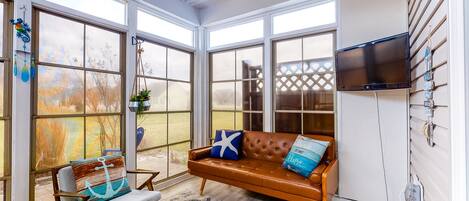 Télévision, lecteur de DVD, table de tennis de table