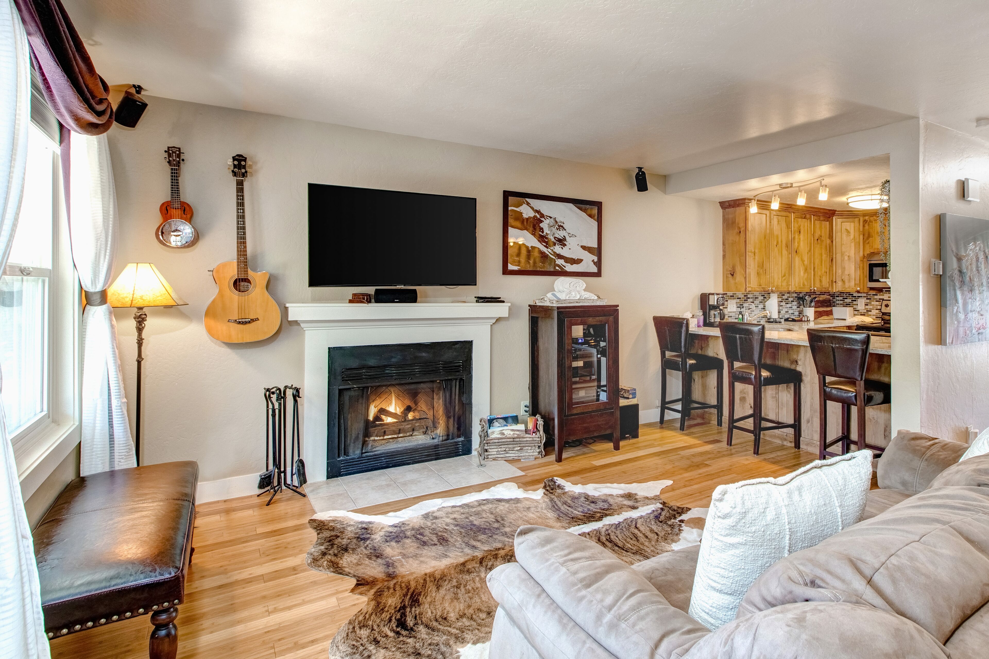 Cozy townhome within walking distance to skiing & downtown with fast WiFi & W/D