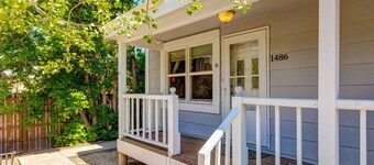 Cozy townhome within walking distance to skiing & downtown with fast WiFi & W/D