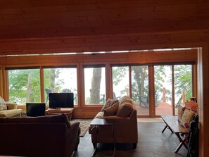 Smart TV, chimenea y tenis de mesa