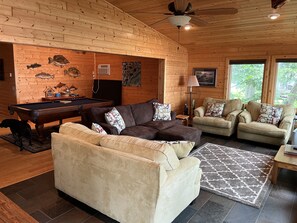 Smart TV, chimenea y tenis de mesa