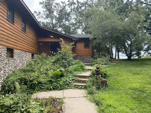 Beautiful Lakefront Property with Guesthouse