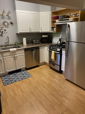 Microondas, horno, parrilla de estufa y lavavajillas