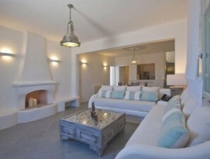 Smart TV, fireplace, DVD player, books