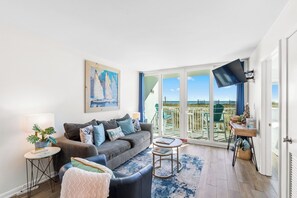 Smart TV - Ground Floor | Beach Front | Sleeps 6 (Gulf Shores)