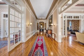 المنشأة من الداخل