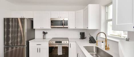 Een koelkast, een oven, een kookplaat, een vaatwasser