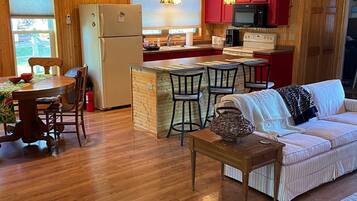 Télévision, lecteur de DVD, livres