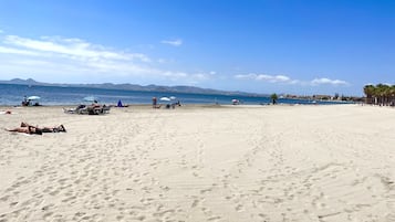 Playa en los alrededores, camastros y toallas de playa