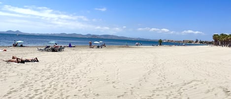 Una spiaggia nelle vicinanze, lettini da mare, teli da spiaggia