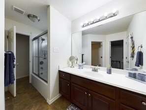 Ensemble douche/baignoire, sĂšche-cheveux, serviettes fournies