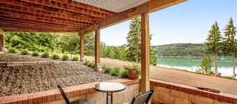 Bayfront apartment with private patio, beach access, water views, AC & W/D