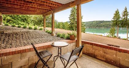 Bayfront apartment with private patio, beach access, water views, AC & W/D