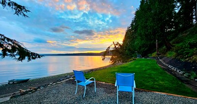 Bayfront apartment with private patio, beach access, water views, AC & W/D