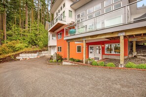 Exterior - Bayfront apartment with private patio, beach access, water views, AC & W/D (Port Townsend)