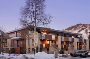 Situated in a mountainous area, this hotel offers a contemporary architectural design with a mix of brick and glass elements.