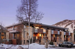Situated in a mountainous area, this hotel offers a contemporary architectural design with a mix of brick and glass elements.