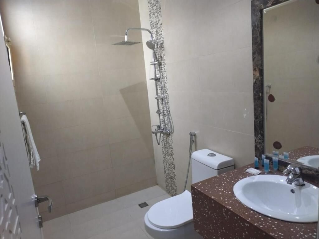 Habitación estándar | Baño | Regadera, regadera tipo lluvia, secadora de cabello, pantuflas 
