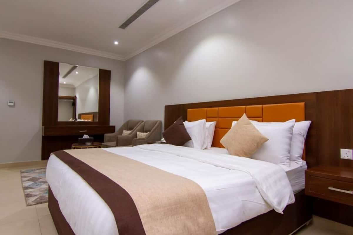 1 sovrum, sängtillbehör av högsta kvalitet, bäddmadrasser och minibar