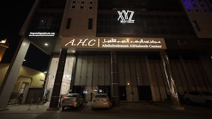 A building with signage for XYZ Hotels and A.H.C Abdulrahman AlHabeeb Center. - XYZ Hotel Al Falah (Riyadh)