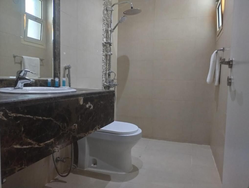 Junior Suite | Bathroom | Shower, rainfall showerhead, hair dryer, slippers