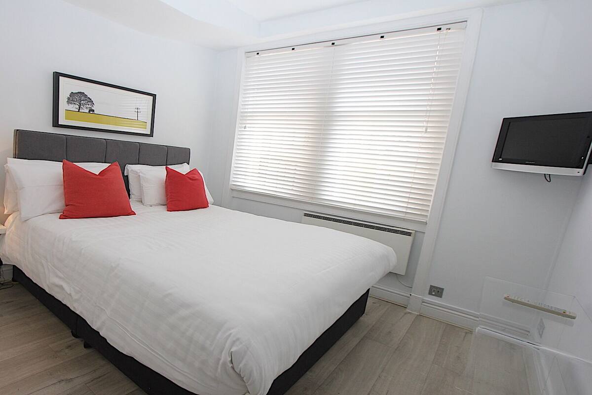 Deluxe Apartment | 1 bedroom, in-room safe, blackout curtains, iron/ironing board