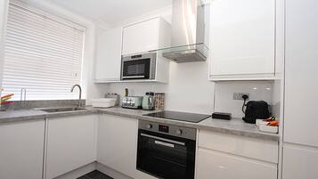 Full-size fridge, microwave, oven, stovetop