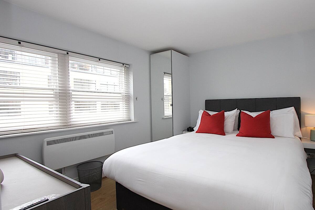 Classic Apartment | In-room safe, blackout drapes, iron/ironing board, WiFi (free)